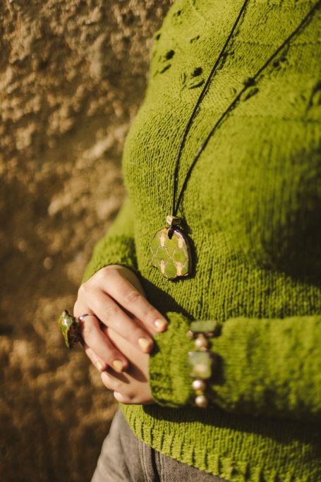 Colgantes de magaya · Mondo Manzana Colgante artesanal Mondo Manzana hecho con magaya de sidra asturiana y detalles en pan de oro.