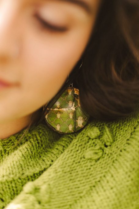 Pendientes de magaya · Mondo Manzana Pendiente artesanal hecho con magaya de sidra asturiana y pan de oro. Mondo Manzana.