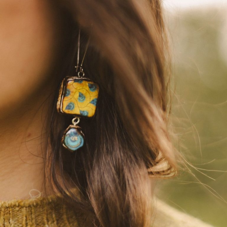 Pendientes largos de Magaya, colección Isabel. Pendientes largos de Magaya en amarillo y turquesa.